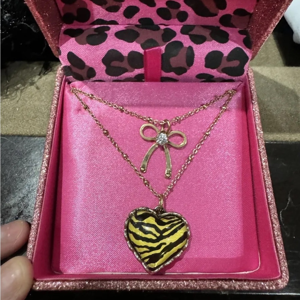 NWT Betsy Johnson Vintage gold animal print heart & bow layered necklace